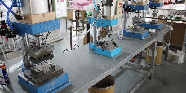壓鉚機
